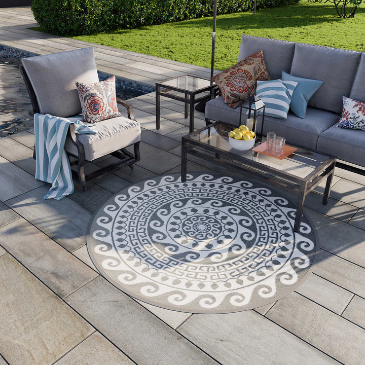 Viana – Round indoor or outdoor rug with Folk motif