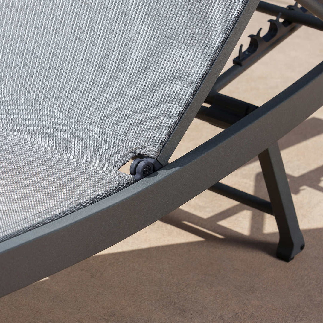 SunVilla Sling Wave Commercial Lounge Chair