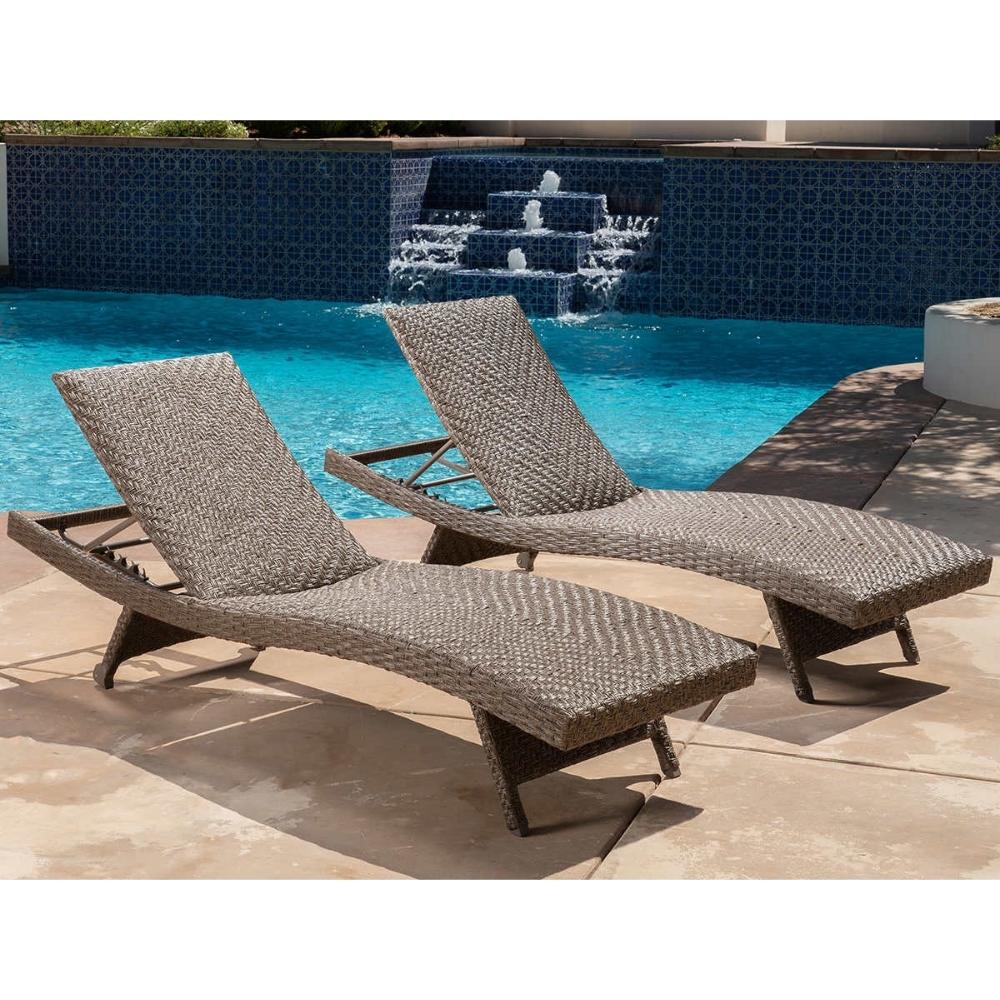 Sunvilla Cushioned Lounge Chair