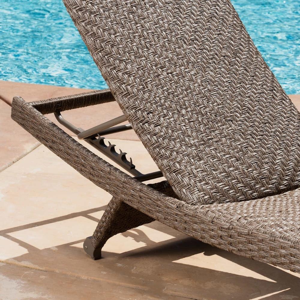 Sunvilla Cushioned Lounge Chair
