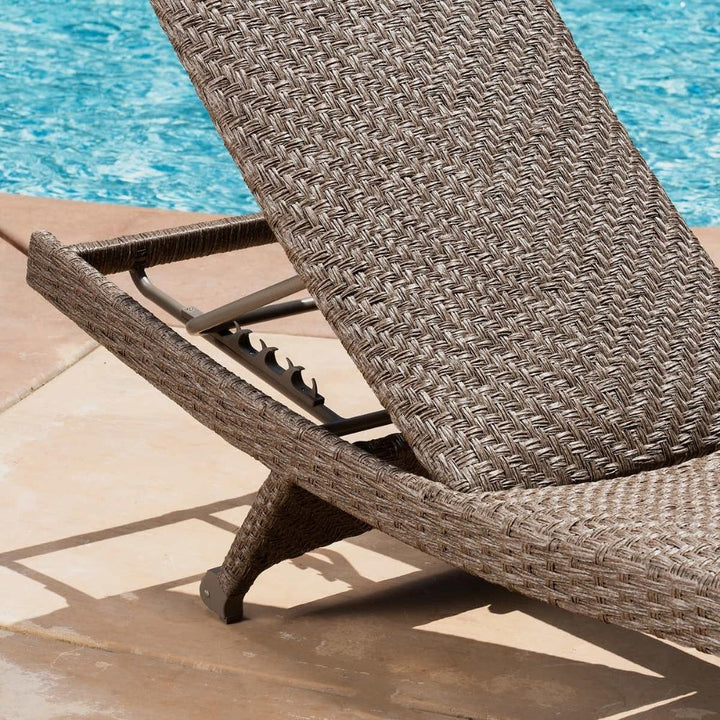 Sunvilla Cushioned Lounge Chair